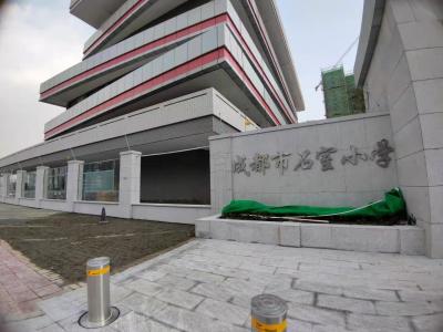 成都石室小学周界安防工程，安装高压脉冲电子围栏约 680 米，系统响应灵敏、防护等级高，有效筑牢校园外围安全防线，为师生营造安全，稳定的校园环境，是我司校园安防示范项目